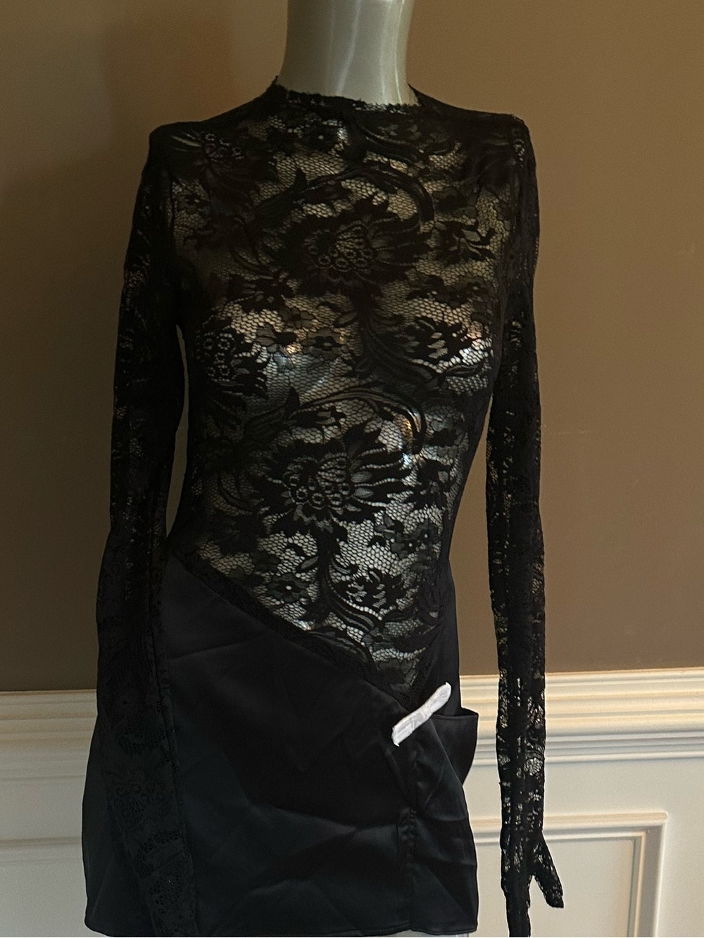 Fashion Nova Red Lace & Satin Mini Dress Black
Size M - Picture 3 of 6